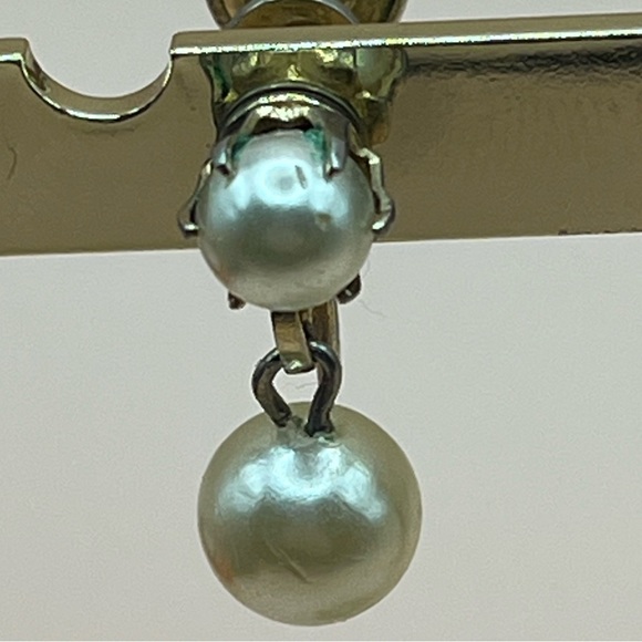Vintage Faux Pearl Screw-back Earrings - Picture 4 of 5